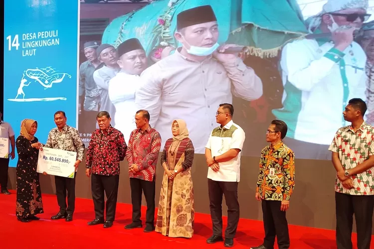 Bupati Deli Serdang H.Ashari Tambunan Melaunching Aplikasi Sirkulasi Desa Membangun dan menyerahkan bantuan dan penghargaan kepada Perwakilan Kecamatan dan Desa terbaik se Kabupaten Deli Serdang, Kamis (19/10/2023) (Realitasonline.id/iw)