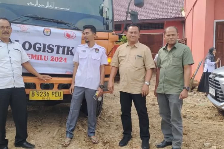 Personil Polres Tapsel mengkawal distribusi logistik Pemilu yang tiba di gudang KPU di Kelurahan Baringin, Kecamatan Sipirok Kabupaten Tapsel, Kamis (19/10/2023).  ( Realitasonline / Riswandy)