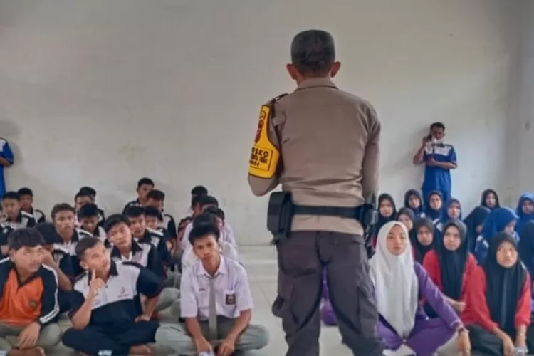 Polres Padangsidimpuan melalui Sat Binmas, menggelar sosialisasi kenakalan remaja dan bahaya narkoba kepada siswa sekolah di aula SMKN 4 Desa Perkebunan Pijorkoling Kecamatan Padangsidimpuan Tenggara Kota Padangsidimpuan., Rabu (18/10/2023).  (Realitasonline / Riswandy)