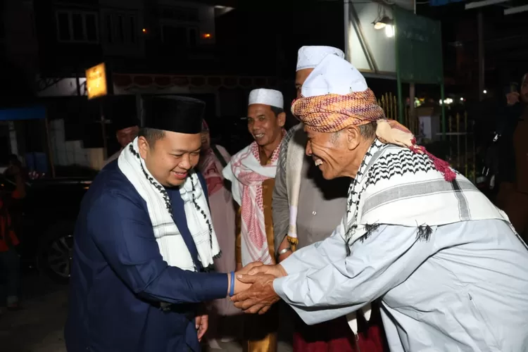 Bupati Tapsel Dolly Pasaribu, menghadiri pembinaan fardhu kifayah, sekaligus peringatan Maulid Nabi Muhammad SAW 1445 Hijriah/2023 Masehi, yang dipusatkan di Masjid Raya Istiqlal Batang Toru, Kabupaten Tapsel, Selasa (17/10/2023).  ( Realitasonline / Riswandy)