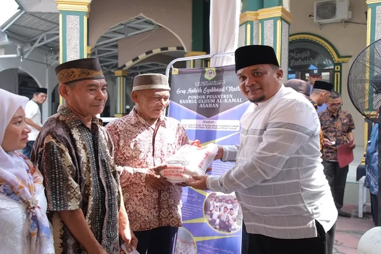 Camat Kisaran Timur saat menyerahkan bantuan pada kaum dhuafa ( Realitasonline.id/HS)
