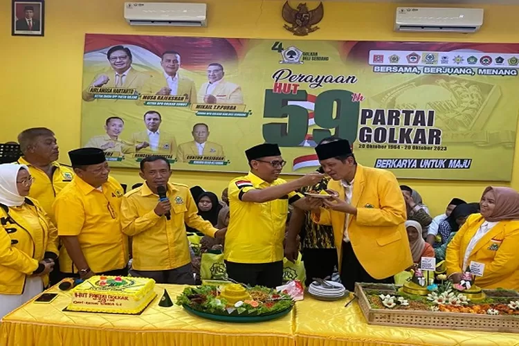 Potong tumpeng syukuran HUT Golkar ke 59 tahun  oleh Ketua DPD Golkar Deli Serdang Hamdani Syahputra dan diberikan kepada Wakil Ketua DPRD Deli Serdang Tengku Ahmad Tala&rsquo;a (Realitasonline.id/zul)