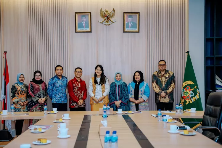 Ny Kahiyang didampingi Sekretaris YKI Cabang Kota Medan Ny Ismiralda Wiriya Alrahman dan Kadis Kesehatan Taufik Ririansyah saat menerima kunjungan pengurus PDKI dan RSU Royal Prima di Rumah Dinas Wali Kota Medan, Jumat (20/10). (Realitasonlie.id/AY)