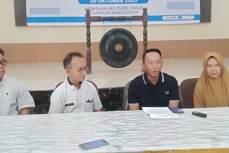 Bupati Belitung Timur (Beltim) Burhanudin bersama Sekretaris Daerah Ikhwan Fachrozi dan pimpinan OPD lainnya meminum obat anti kakigajah di Auditorium Zahari MZ.Jum"at (20/10/2023). (Realitasonline.id/humas)