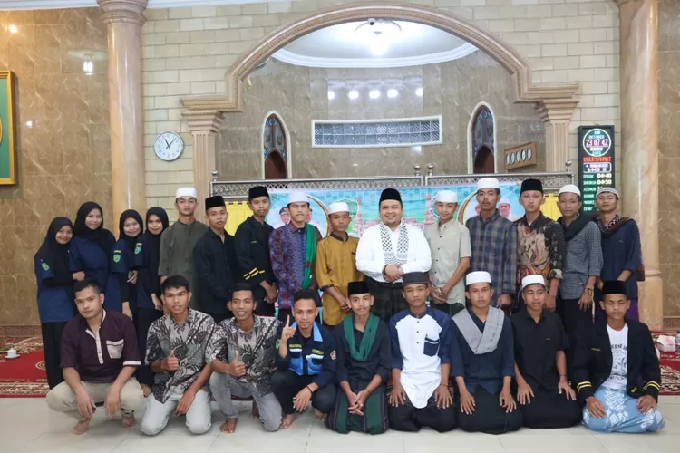 Bupati Tapsel Dolly Pasaribu saat menghadiri pembinaan Fardhu Kifayah, sekaligus peringati Maulid Nabi Muhammad SAW 1445 H /2023 M yang dipusatkan di Masjid Baburrahmat, Kelurahan Pasar Pargarutan, Kecamatan Angkola Timur, Kabupaten Tapsel, Rabu (18/10/2023). ( Realitasonline / Riswandy)
