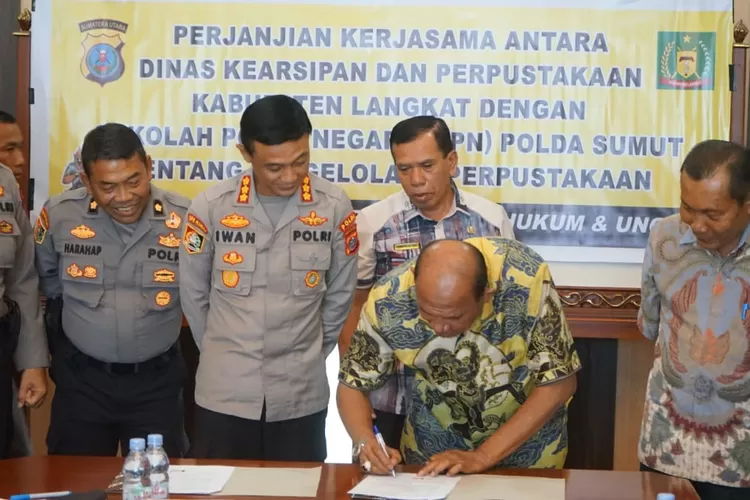 Plt Bupati Langkat H.Syah Afandin SH melakukan penandatanganan MoU Tentang Perpustakaan antara Pemerintah Kabupaten Langkat dengan  SPN Hinai Polda Sumut   (Realitasonline.id/humas)
