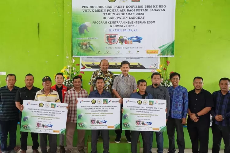 Plt Bupati Langkat H.Syah Afandin SH mendistribusikan paket konversi BBM ke BBG untuk mesin pompa air bagi petani sasaran tahun anggaran 2023 di Kabupaten Langkat (Realitasonlie.id/humas)