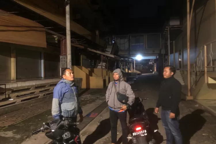 'Team Walet', Sat Reskrim Polres  Padangsidimpuan, melakukan patroli untuk mengantisipasi dan menindak tegas setiap aksi kejahatan yang terjadi pada malam hari di wilayah hukum Polres Padangsidimpuan, Sabtu (21/10/2023) malam.  (Realitasonline / Riswandy)