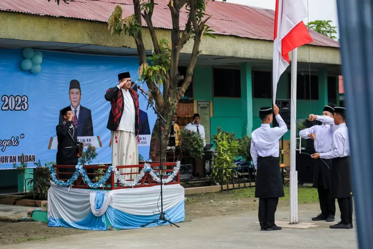 Wali Kota Medan Bobby Nasution  menjadi Pembina Upacara peringatan Hari Santri Nasional Kota Medan Tahun 2023  (Realitasonline.id/humas)