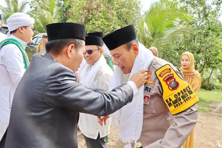 Kapolres Padangsidimpuan AKBP. Dudung Setyawan SH, SIK, MH, menghadiri upacara peringatan HSN tingkat Kota Padangsidimpuan Tahun 2023, yang di halaman Ponpes As Sholatiah Desa Bargot Topong, Kecamatan Padangsidimpuan Batunadua, Kota Padangsidompuan, Minggu, (22/10/2023). (Realitasonline / Riswandi)