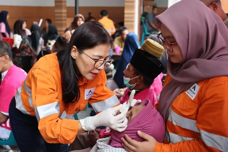Senior Manager Community PTAR Christine Pepah, meneteskan obat tetes mata kepada pasien Operasi Katarak Gratis Tambang Emas Martabe 2023 di RS Mata Pematang Siantar, Sabtu (21/10/2023).( (Realitasonline / humas PT AR)
