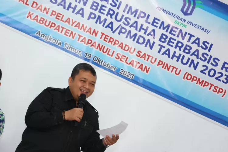 Bupati Tapsel, Dolly Pasaribu, membuka Bimtek dan Sosialisasi implementasi pengawasan perizinan berusaha berbasis risiko bagi pelaku usaha PMA dan PMDN tahun 2023 di Aula Cafe Cimporong, Kecamatan Angkola Timur, Kabupaten Tapsel, Kamis (19/10/2023). (Realitasonline / Riswandy)