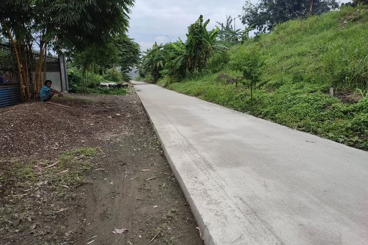 -Pemko Medan melalui Dinas Sumber Daya Air Bina Marga Bina Konstruksi (SDABMBK) telah selesai membeton Jalan Kawat III Gang Padi Kelurahan Tanjung Mulia Hilir, Kecamatan Medan Deli. (Realitasonline.id/AY)