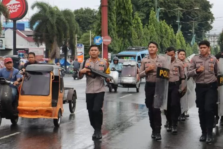 Kapolres Tapsel, AKBP. Imam Zamroni, SIK, MH, memimpin Latihan Dalmas Lanjutan, Sabtu (21/10/2023). (Realitasonline / Riswandy)