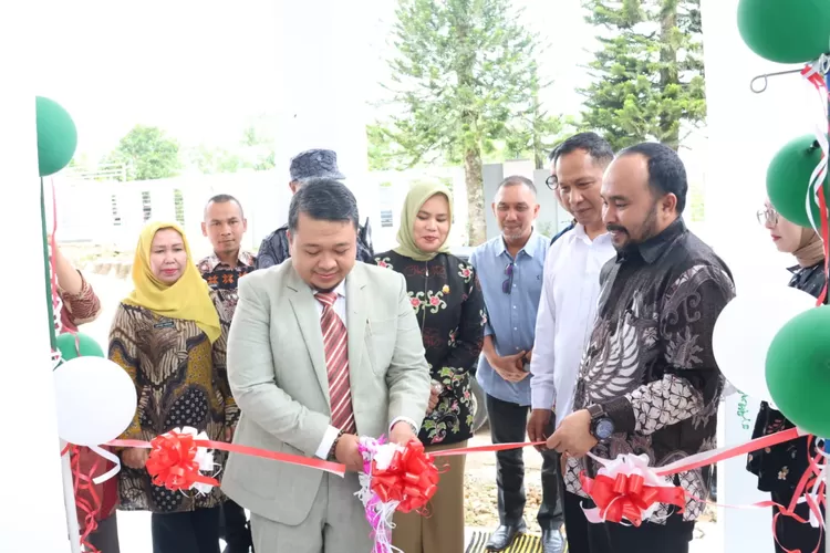 Bupati Tapsel Dolly Pasaribu, memotong pita pada peresmian 2 gedung RS Kabupaten Tapsel  di komplek RSUD yakni gedung rehabilitasi narkoba dan gedung poliklinik spesialis, di Jalan Rumah Sakit, Kecamatan Sipirok Kabupaten Tapsel, kemarin.  ( Realitasonline / Riswandy)