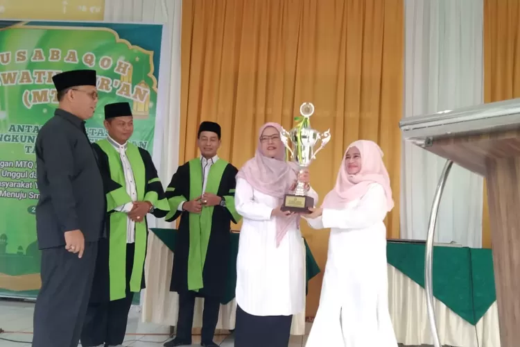 Rektor UIN Sumut, Prof Dr Hj Nurhayati MAg, menerima piala bergilir yang akan diperebutkan dalam MTQ antar fakultas yang digelar Selasa (24/10/2023) di halaman Masjid Al Izzah Kampus II UIN Sumut Jalan Willem Iskander Medan. (Realitasonline.id/sugiatmo)