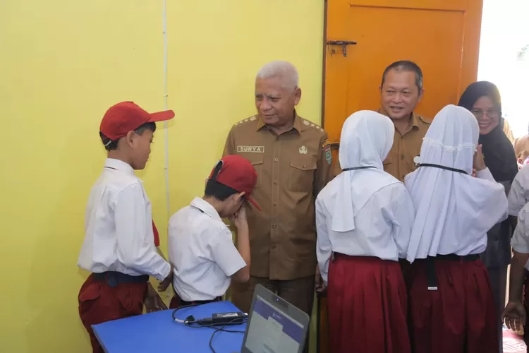 Bupati Asahan Surya didampingi kepala dinas pendidikan Asahan   (Realitasonline.id/humas)