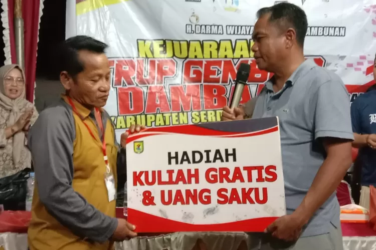 Bupati Kabupaten Sergai Darma Wijaya menyerahkan hadiah lucky draw kuliah gratis.  ( Realitasonline.id / Muslim Lubis)