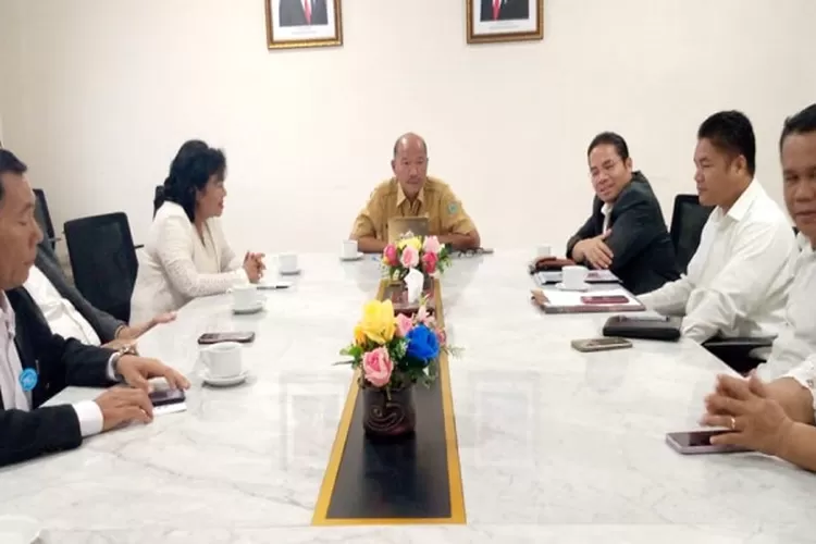 Staf ahli Gubsu Bidang Ekonomi, Keuangan, Pembangunan, Aset, dan SDA Herianto Butar-Butar. SE MSi saat menerima panitia Natal Bersama BAMAG Nasional di Kantor Gubernur Sumut (Realitasonline.id/agus)