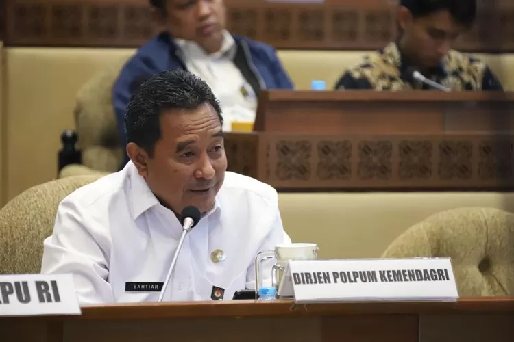 Dirjen Politik dan Pemerintahan Umum Kemendagri Bahtiar ditunjuk sebagai Pj Gubernur Sulsel menggantikan Andi Sudirman Sulaiman.