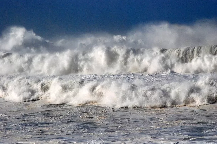 Ilustrasi gelombang tinggi air laut (Polette2/Pixabay)