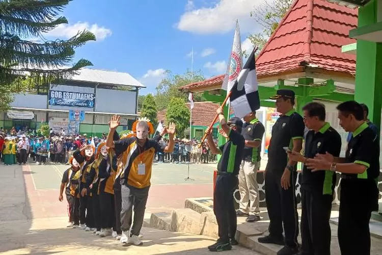 Ketua PGRI Jateng Dr Muhdi memberangkatkan peserta Napak Tilas Spirit Dr Sulistiyo, pada Jambore Bhakti Guru Jateng di Banjarnegara, Sabtu, 30 September-2023 (Marzy Sajid)