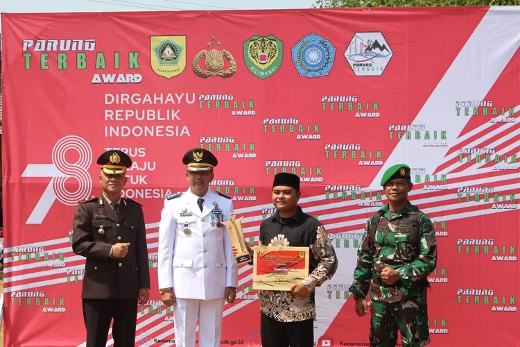 Camat Parung tengah memberikan penghargaan. (Humas, Bogor Times)