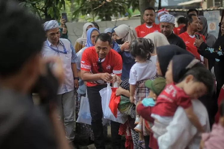 Foto:Yayasan Sembako Rakyat Bersubsidi (Serasi) menggelar bazar sembako murah di Sempur Kaler, Kelurahan Sempur, Kecamatan Bogor Tengah, Kota Bogor