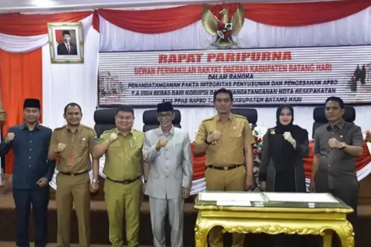 Bupati dan DPRD Batang Hari Menandatangani Fakta Integritas Penyusunan dan Pengesahan APBD 2024 (Dok. Annuza)