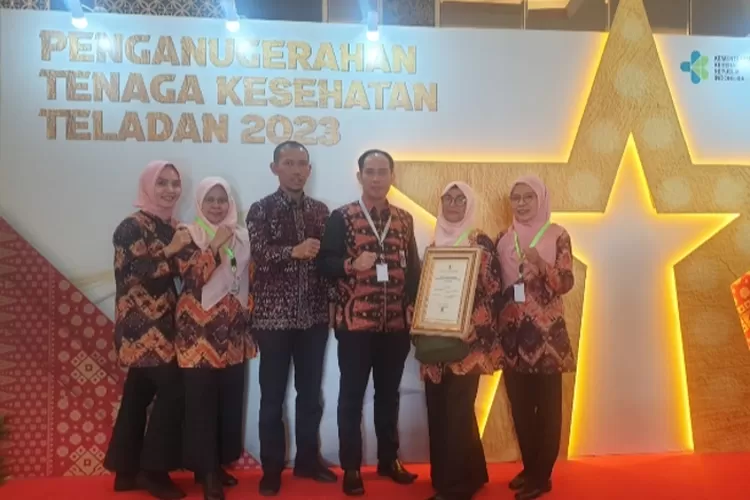 Batang Hari Menerima Penganugerahan Nakes Teladan Tingkat Nasional Tahun 2023 dari Menkes RI&nbsp; (Dok. Annuza)