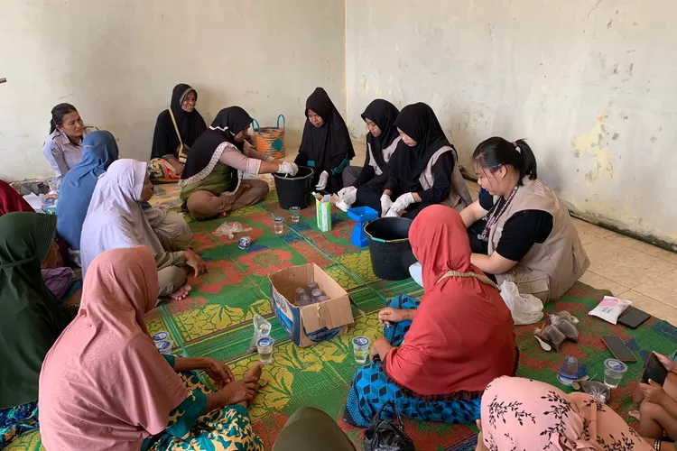 SosialisasiProses Pembuatan Sabun Cuci Piring Oleh Tim KUKERTA UNRI Di Desa Batang Nilo Kecil (Dok. KKN Univ, Riau)