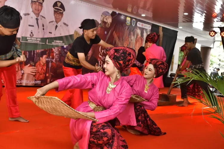 Mantap, Pagelaran Seni Daerah Kabupaten Batang Hari Berhasil Memukau Dubes Negara Sahabat (Dok. Diskominfo Batang Hari)