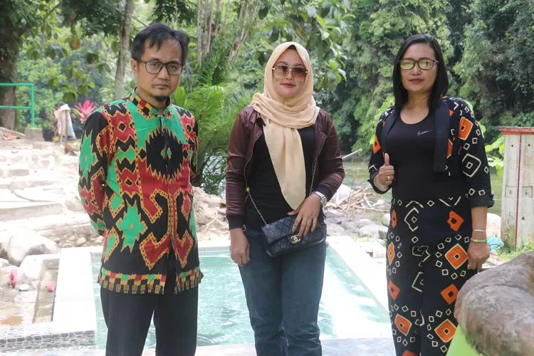 Warga Malaysia Ini Takjub dengan Keindahan Wisata Permandian Air Panas Pincara (Diskominfo Luwu Utara)