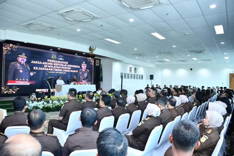 Kajati Jabar Ade Sutiawarman, S.H., M.H beserta para Asisten dan Jajaran menyambut Jaksa Agung RI Burhanuddin (Dok. Kejati Jabar)