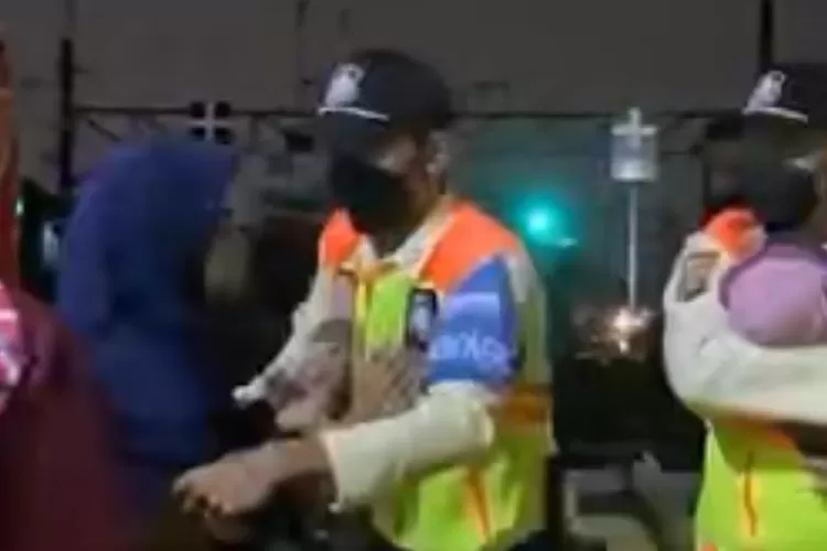 Viral, Seorang Ibu Muda Diduga Hendak Buang Bayinya di Stasiun Kereta Siapa, dan Apa Alasannya? (Dok. Tiktok)