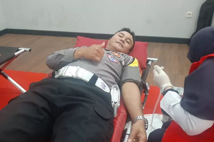 Kasatlantas Polres Tasikmalaya, AKP. M Abdhi Hendriyatna sedang melakukan Donor Darah (Dok. Daniel Pradesa)