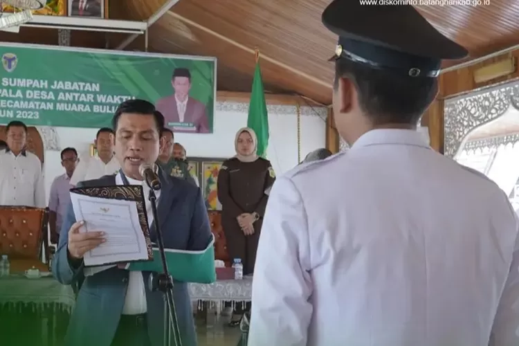 Kendati Kondisi Tangan Digendong, MFA Tetap Lantik PAW Kades Sungai Buluh (Dok. Annuza)