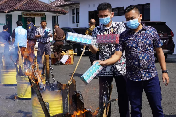 Kejari Kabupaten Tasikmalaya Musnahkan Barang Bukti Kejahatan, Ribuan Butir Obat Terlarang dan Rokok Ilegal Dibakar Masal (Dok. Kejari Kab. Tasikmalaya)