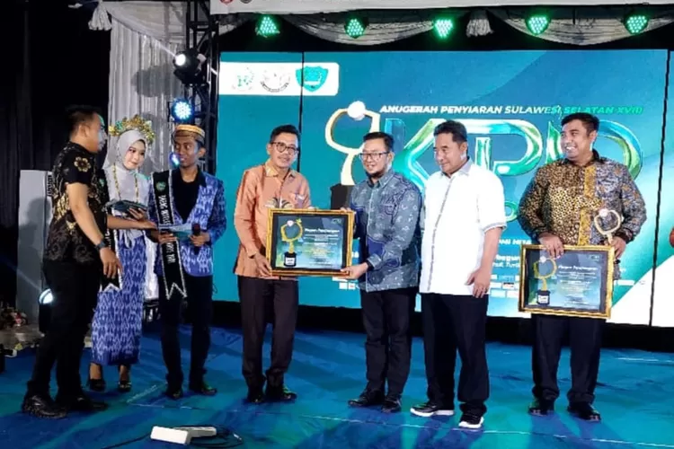 Peduli Lembaga Penyiaran Lokal, Bupati Luwu Utara Terima Penghargaan KPID Awards 2023 (Dok. LHR)