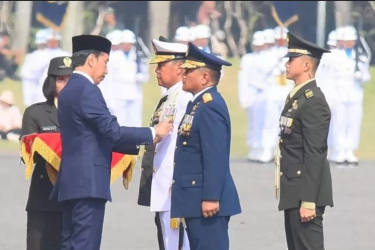 Presiden Jokowi menyematkan tanda kehormatan kepada tiga orang prajurit TNI dalam rangka HUT ke-78 TNI, di Lapangan Monas, Jakarta, Kamis (05/10/2023) (Foto: Humas Setkab)