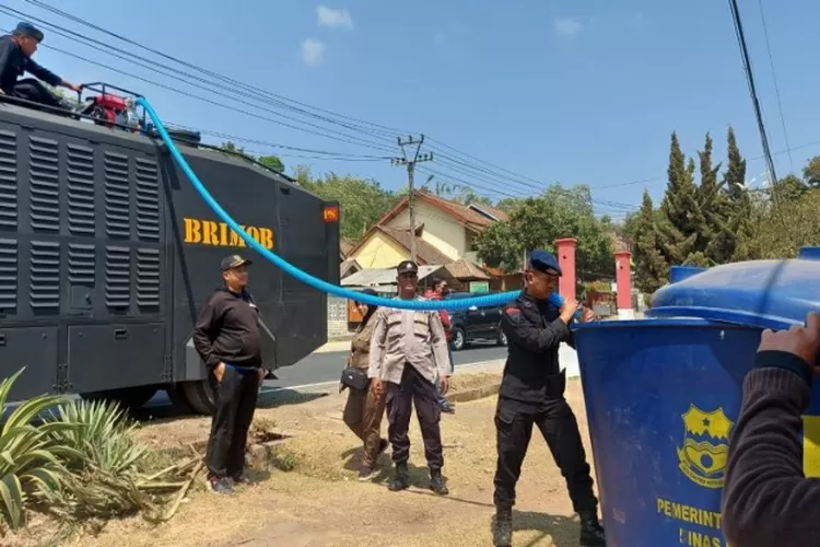 Anggota Kompi 1 Batalyon D Pelopor Sat Brimob Polda Jabar sigap membantu masyarakat yang alami kekeringan di Kab Garut  &nbsp; (PMJ News)
