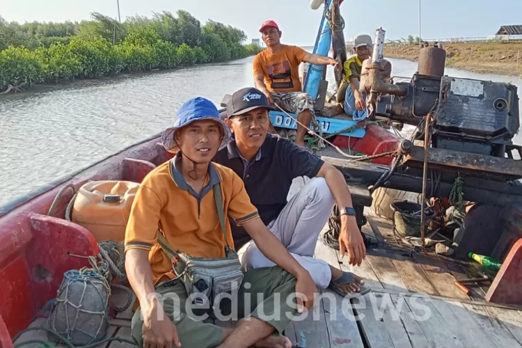 Komunitas peduli lingkungan Cipta Pesona Desa bekerjasama dengan berbagai pihak dalam penanaman mangrove di kawasan konservasi pesisir pantai Desa Muarabaru, Kecamatan Cilamaya Wetan, Kabupaten Karawang. (Siska Purnama Dewi/mediusnews)