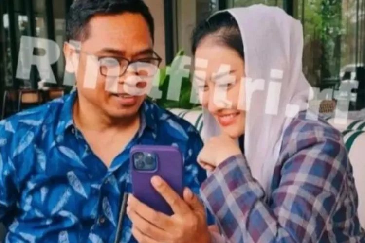Foto Rina Fitri Caleg PPP terbaru bareng suami. (Foto/Instagram.)