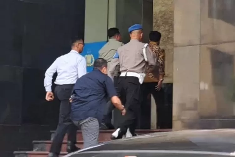 Mentan SYL tiba di Polda Metro Jaya hari ini, setelah sempat dikabarkan hilang kontak di luar negeri. (PMJ News / Fajar)