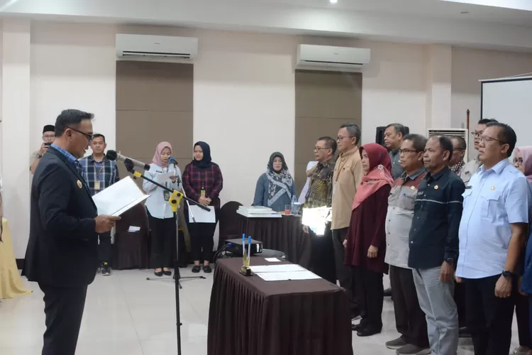 Plt Bupati Bogor Iwan Setiawan mengukuhkan Tim Percepatan Akses Keuangan Daerah (TPAKD) Kabupaten Bogor di Ole Suite Hotel, Kecamatan Babakanmadang, Selasa 22 Agustus 2023. (Diskominfo)