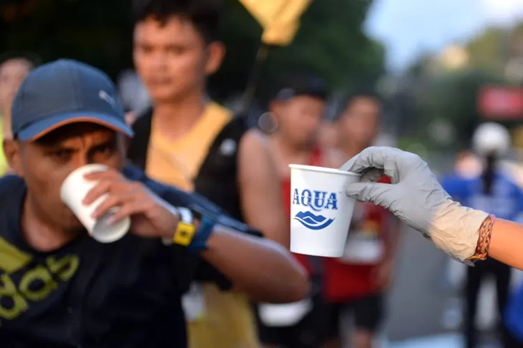 Sebagai official water sponsor, Aqua hadir di sejumlah titik water station di lintasan Maybank Marathon 2023