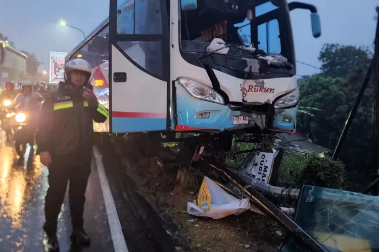 Kecelakaan lalu lintas terjadi di wilayah Selarong Puncak, Kabupaten Bogor, Minggu 27 Agustus 2023. (Polres Bogor)