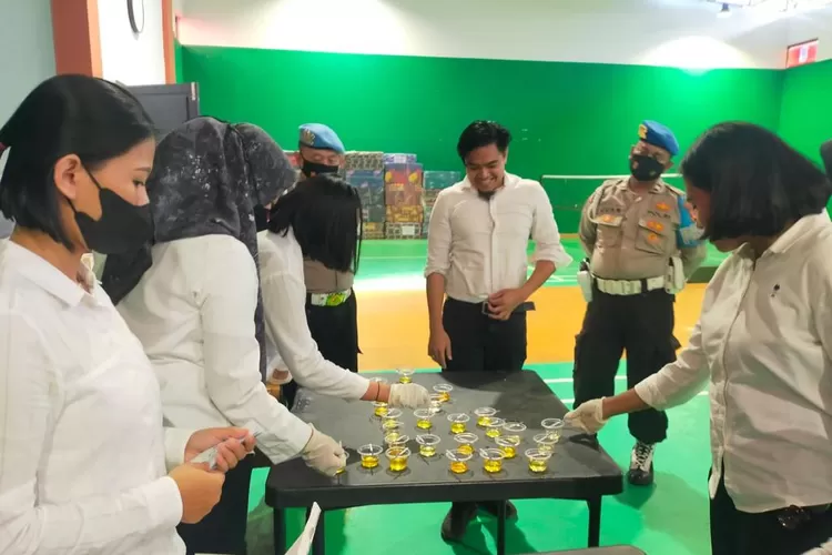 Para kapolsek dan anggota satuan fungsi di lingkungan Polres Bogor menjalani tes urine, Jumat 1 September 2023. (Polres Bogor)