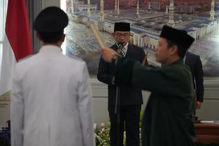 Gubernur Jabar Ridwan Kamil melantik Iwan Setiawan menjadi Bupati Bogor di Gedung Pakuan, Kota Bandung, Sabtu 2 September 2023. (Arifin)
