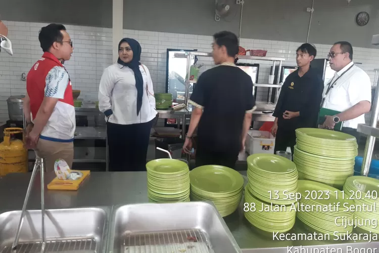 Pemkam Bogor dan pihak terkait saat sidak rumah makan di Bogor yang masih menggunakan gas elpiji bersubsidi. (Diskominfo)